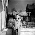 Frk Strandell utanför Konsum 44